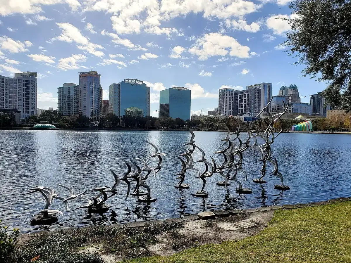 Lago Eola e o centro de Orlando em dia de sol