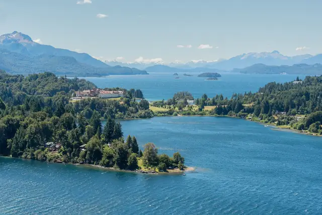 Lago Nahuel Huapi, ilhas e montanhas dos Andes em Bariloche