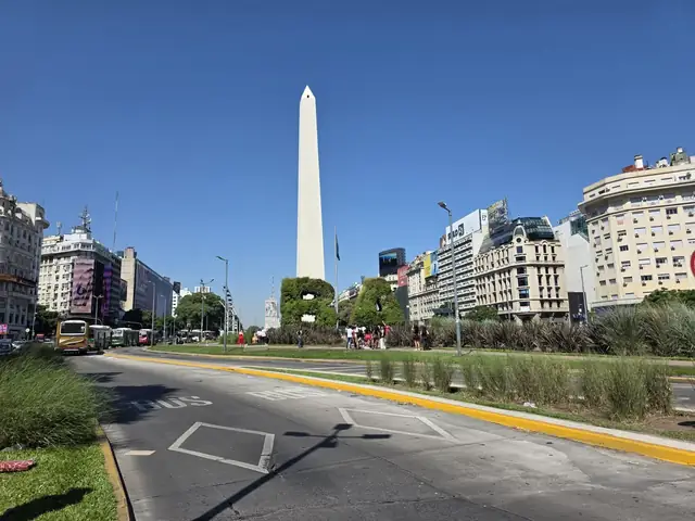 Obelisco de Buenos Aires na Avenida 9 de Julio, em dia de céu azul