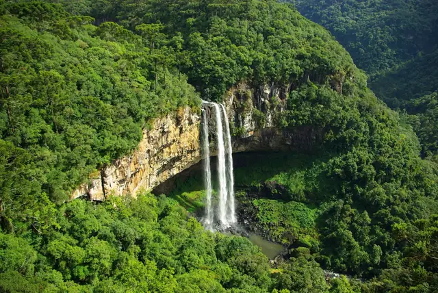 Cascata do Caracol cercada pela mata da Serra Gaúcha, em Canela