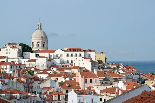 Casario de Alfama e o Panteão Nacional, em Lisboa, com o Tejo ao fundo