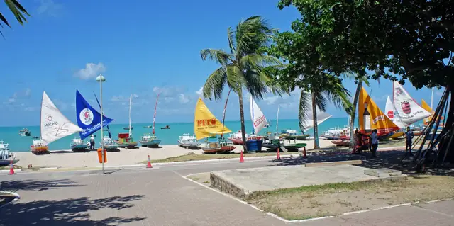Jangadas coloridas na orla da Pajuçara, em Maceió