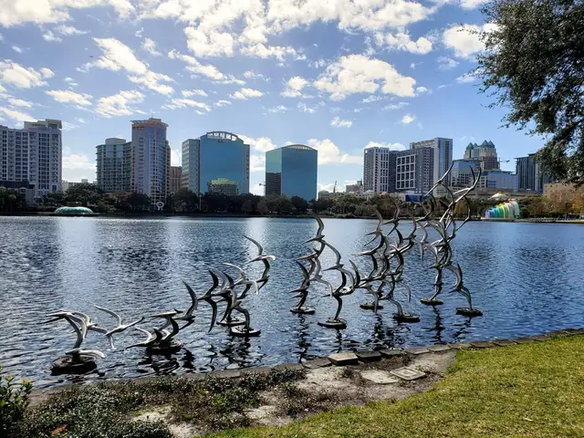 Lago Eola e os prédios do centro de Orlando em dia de sol