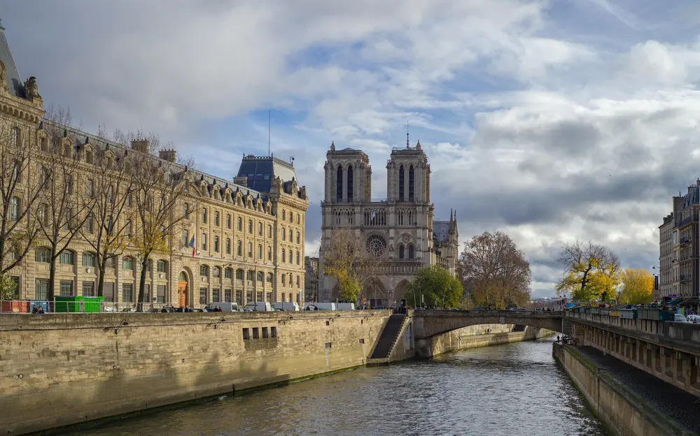 Catedral de Notre-Dame vista à beira do Sena, em Paris