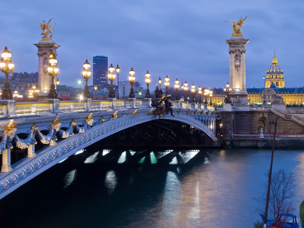 Ponte Alexandre III sobre o Sena ao entardecer