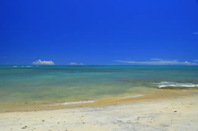 Mar azul-turquesa e areia clara na Costa do Descobrimento, na Bahia