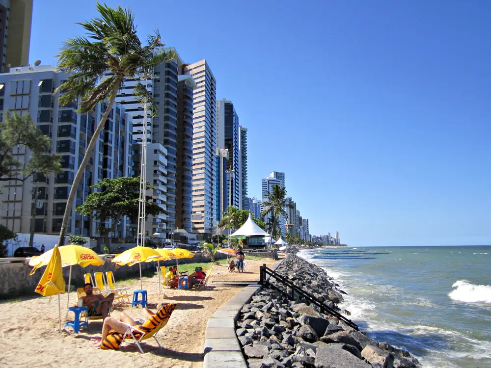Praia de Boa Viagem, no Recife, com guarda-sóis e coqueiros