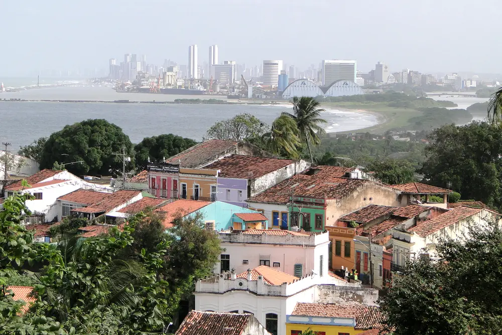 Casario colorido de Olinda com o Recife ao fundo