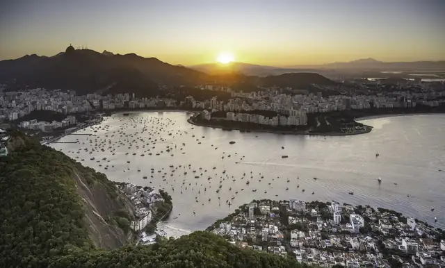 Pôr do sol sobre a enseada de Botafogo, com o Corcovado ao fundo, no Rio de Janeiro