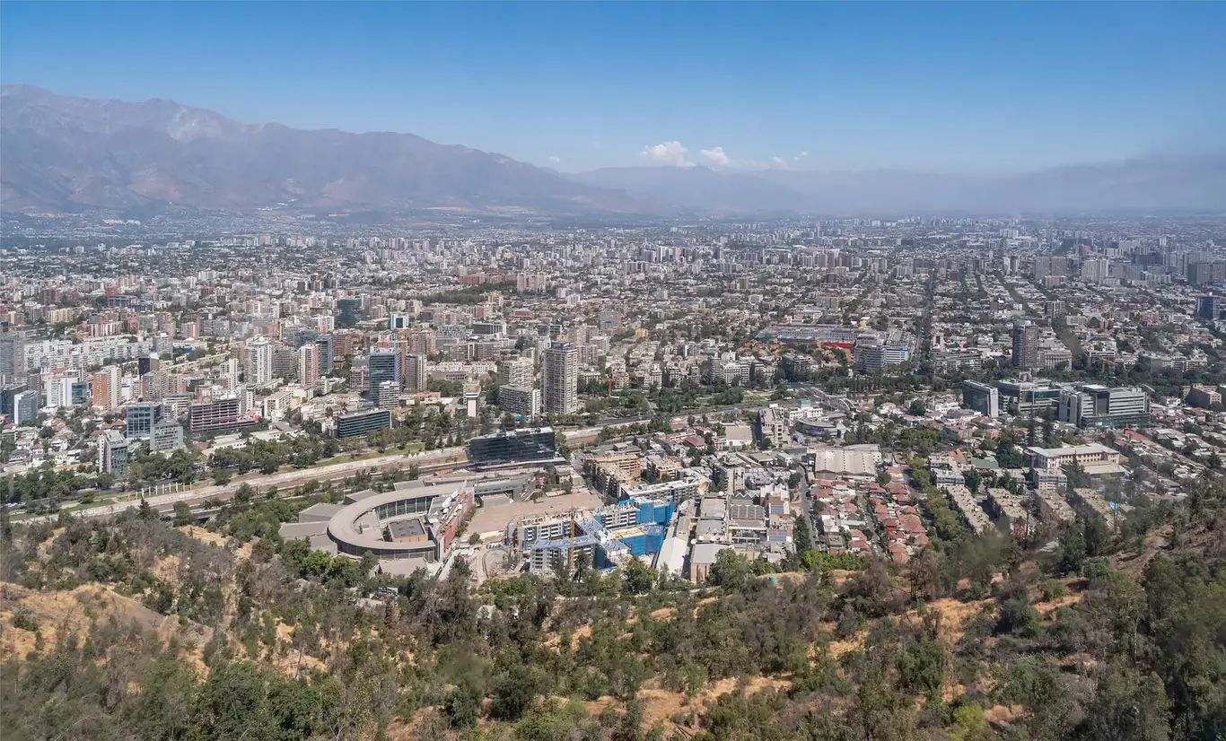 Santiago do Chile vista do alto, com a Cordilheira dos Andes ao fundo