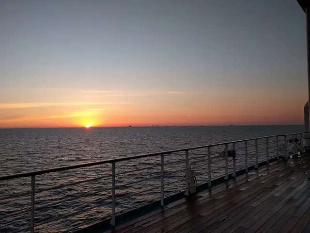 Pôr do sol visto do deck de um navio