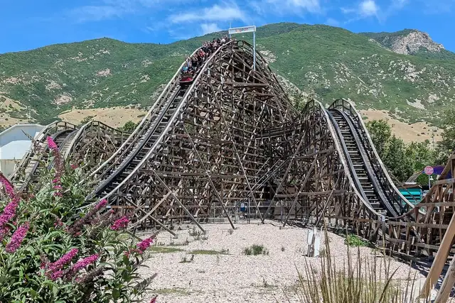 Montanha-russa de madeira em parque de diversões