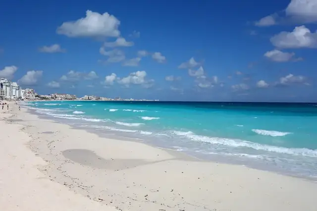 Praia de areia branca e mar azul-turquesa em Cancún