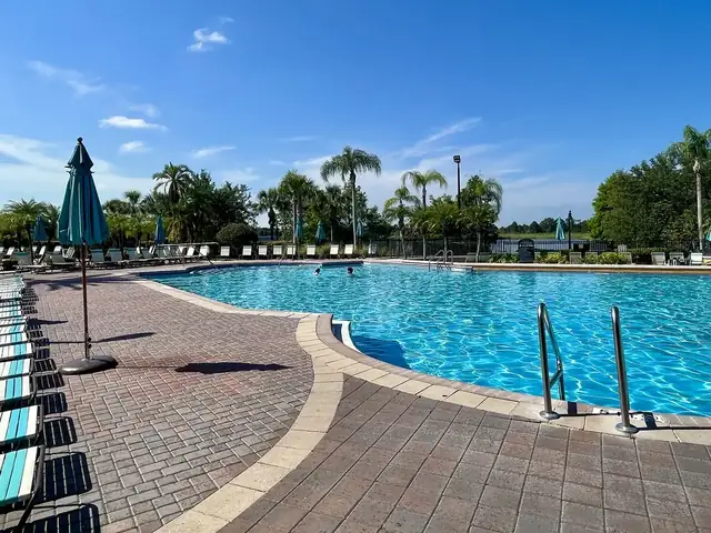 Piscina de hotel com palmeiras em Orlando
