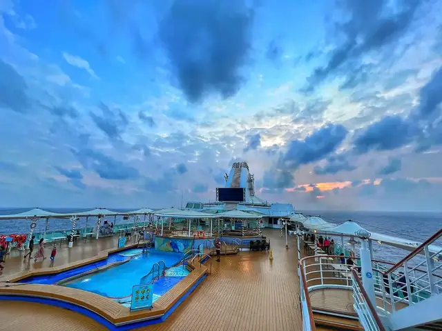 Piscina no deck de um navio de cruzeiro em alto-mar