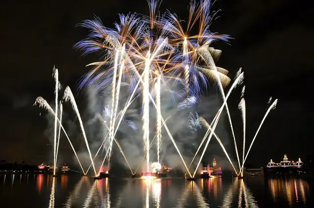 Show de fogos de artifício sobre o lago em Orlando