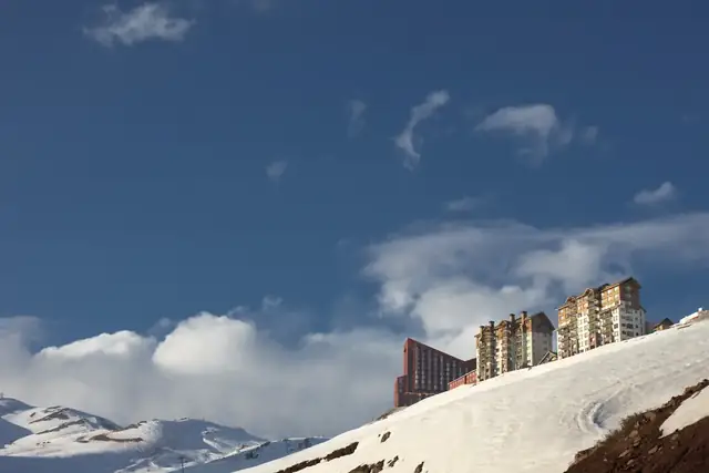 Montanhas com neve e hotel no Valle Nevado, Chile