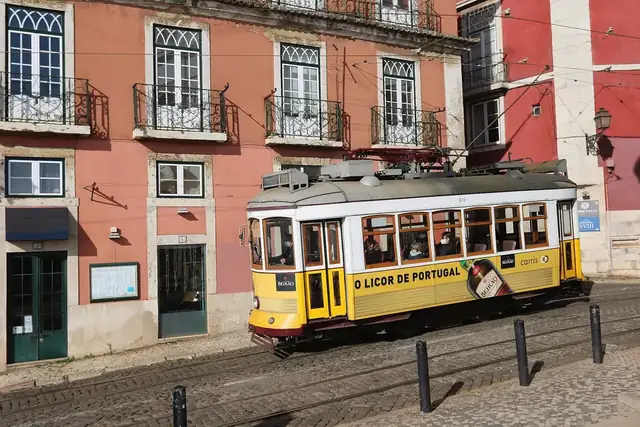 Elétrico amarelo nas ruas de Lisboa
